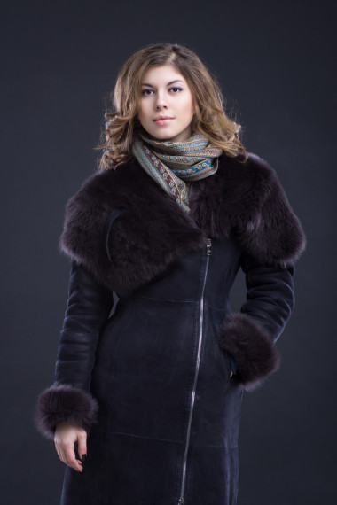 羊皮大衣與皮草領(lǐng)子的女人