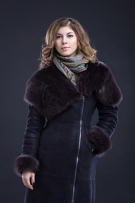 羊皮大衣与皮草领子的女人