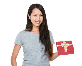 亚洲的年轻女子，穿着灰色 t 恤