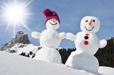 对瑞士的阿尔卑斯山雪人