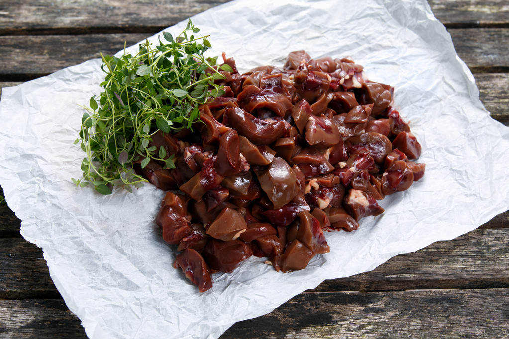 原肾都在弄皱的纸,装饰着百里香。老木桌上 原肾都在弄皱的纸,装饰着百里香。老木桌上