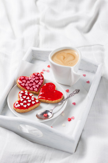 杯咖啡和餅干的心圖片