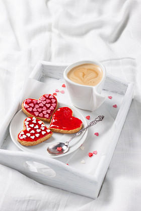 杯咖啡和饼干的心图片