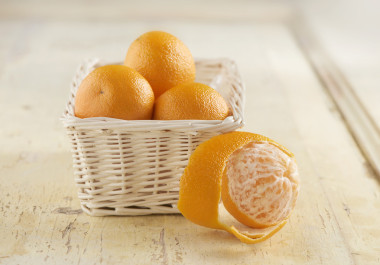 籃子的桔子在剝了皮的普通話圖片