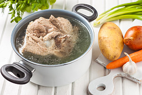 在白锅肉汤图片