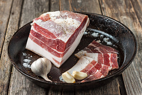 用大蒜和黑胡椒咸熏肉.图片