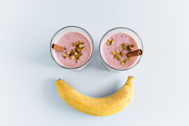 在玻璃杯里用吸管巧克力香蕉奶昔