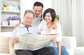 幸福的亚洲家庭