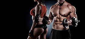 运动对夫妇对镜头摆姿势