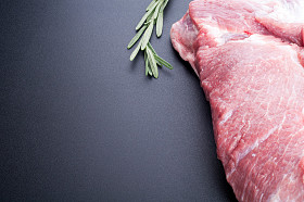 生肉和迷迭香放在深色背景上