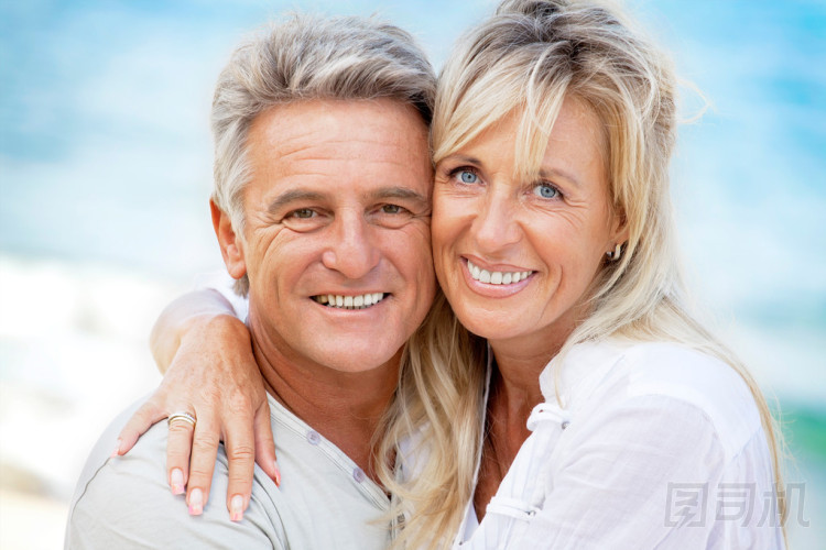 幸福浪漫的情侶戶外