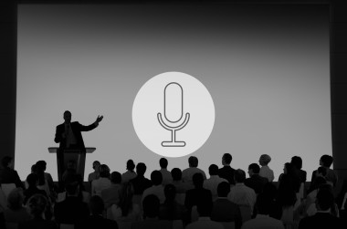 业务人员讨论财务战略图片