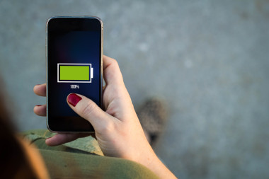 屏幕上顯示的智能手機(jī)充滿電