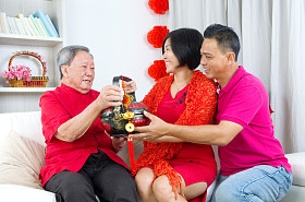 幸福的亚洲家庭
