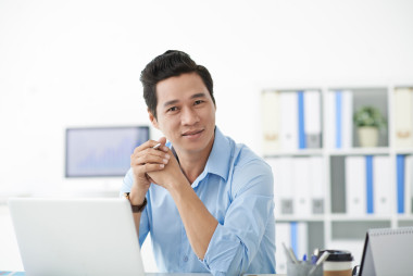 自信的英俊經(jīng)理