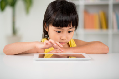 小女孩玩數(shù)字平板電腦小女孩在玩數(shù)字平板電腦