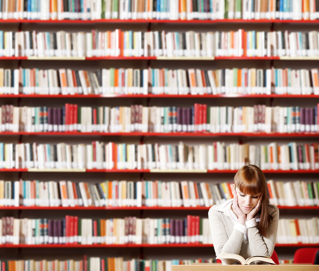 在一个库中的年轻学生图片 在一个库中的年轻学生图片