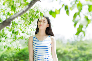 中國女人在公園照片