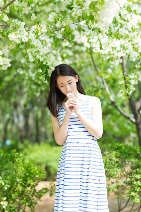漂亮的女孩拿一朵花