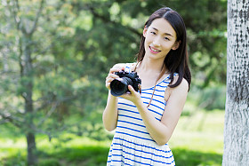 在公园里拍下的女人照片