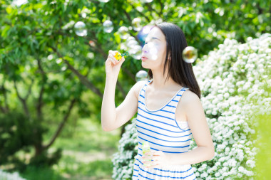 吹泡泡的漂亮女孩