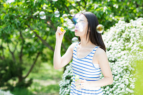吹泡泡的漂亮女孩