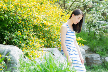 可爱的女孩在多彩的服饰花园