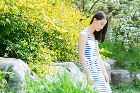 可爱的女孩在多彩的服饰花园