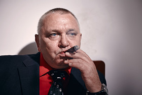 男人与雪茄特写