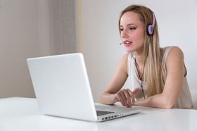 耳机工作的女人图片