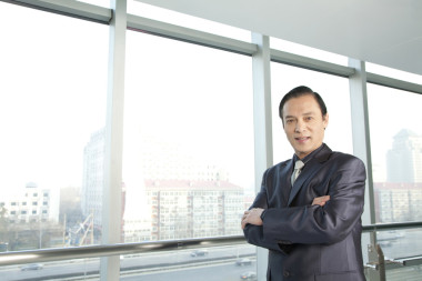 成熟的男人，在城市景