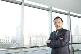 成熟的男人，在城市景