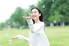 年轻的女孩和泡沫图片