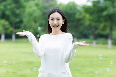 漂亮的女孩和七彩的泡泡