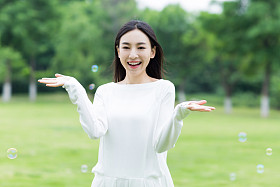 漂亮的女孩和七彩的泡泡