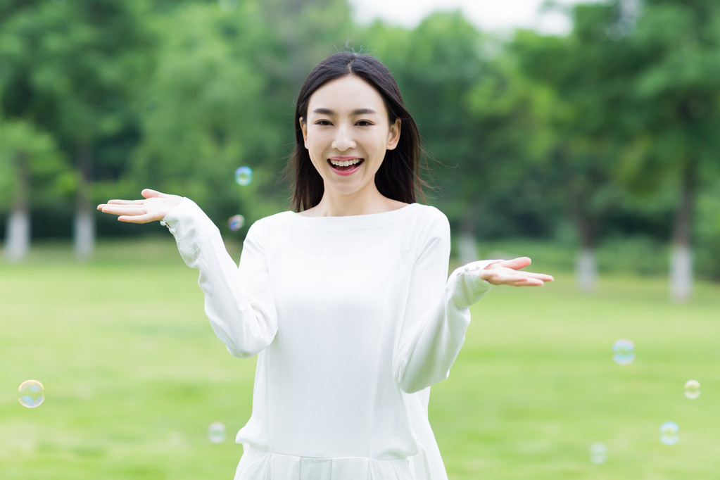 漂亮的女孩和七彩的泡泡