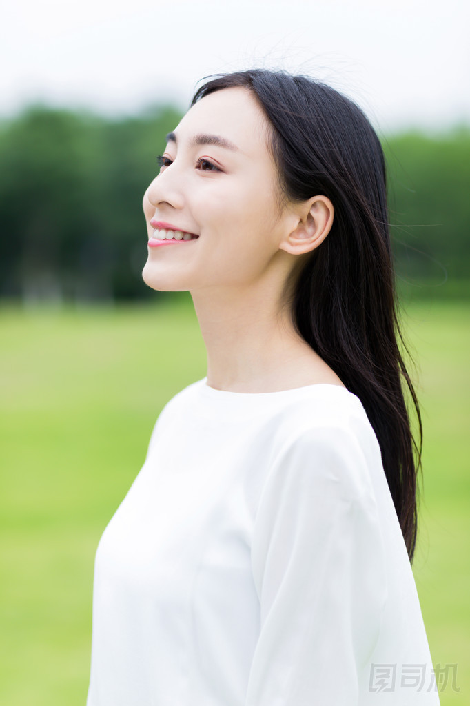 漂亮的中國女孩在公園里的笑容