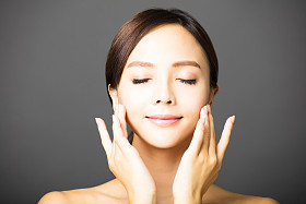  特写美丽少妇微笑面对图片