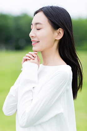 在祷告中的漂亮女孩