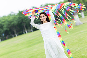 漂亮的女孩和她的风筝图片