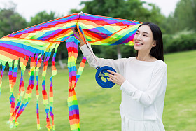 女孩抱着一只风筝图片