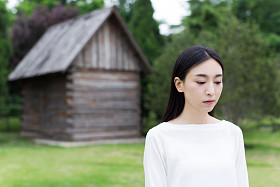 美丽青少年站在前面的小屋照片