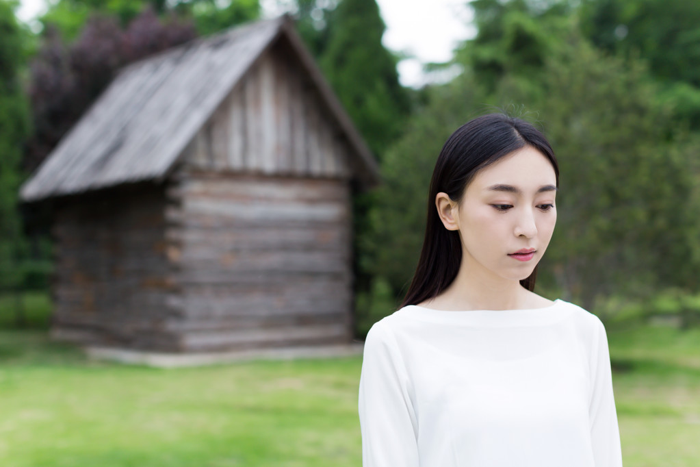 美丽青少年站在前面的小屋照片 美丽青少年站在前面的小屋照片