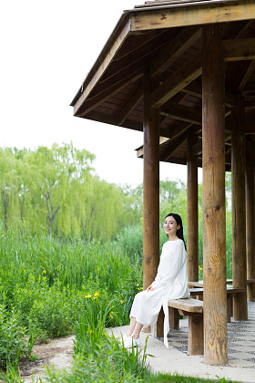 年轻女子肖像 图片