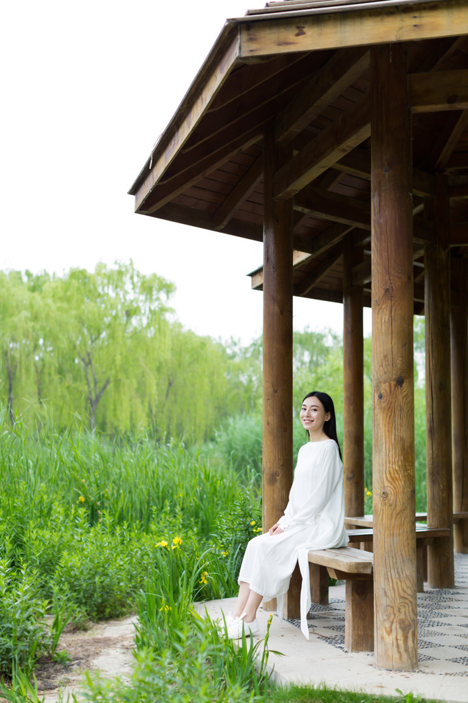 年轻女子肖像 图片