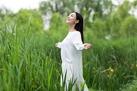 快乐的十几岁女孩在公园伸胳膊