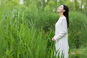 白衣服夏天在芦苇中的女人图片