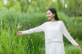 白衣服夏天在芦苇中的女人