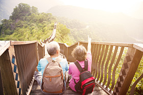 幸福的高级夫妇在山上徒步旅
