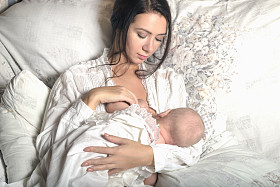 妈妈喂婴儿。母乳喂养.图片